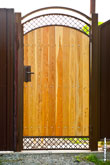 Изготовление деревянных деталей калитки на входе во двор частного дома
