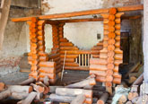 Фото процесса сборки деревянной беседки на территории цеха