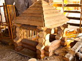 Фото процесса сборки сруба для деревянной будки
